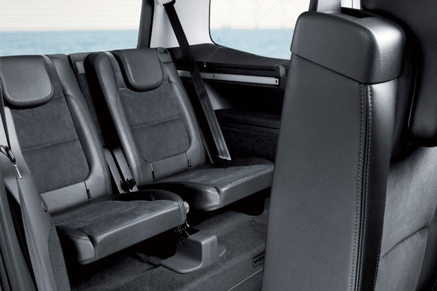 Die Sitze in Reihe 2 knnen lngs verschoben werden. Die ueren werden nach vorne geklappt, um den Zugang zur hinteren Reihe freizugeben