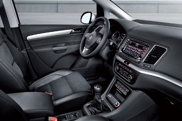 Komplett neu arrangiertes Interieur auch vorne. Whrend Instrumente, Lenkrad und Bedienelemente von Golf & Co. stammen, ist die Mittelkonsole eigenstndig gestaltet. Elektrisch bediente Handbremse