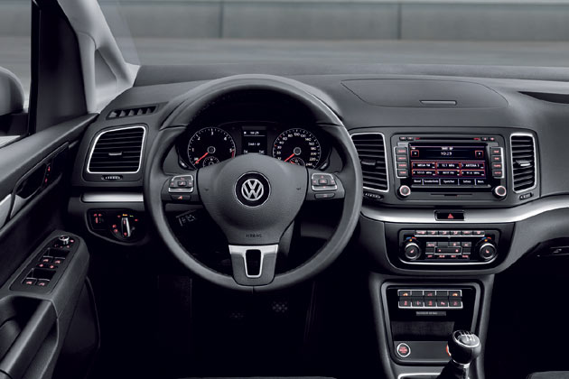 Hher platzierte Bedienelemente sorgen fr bessere Ergonomie. Dies gilt nicht unbedingt fr den optionalen Startknopf vor dem Schalthebel