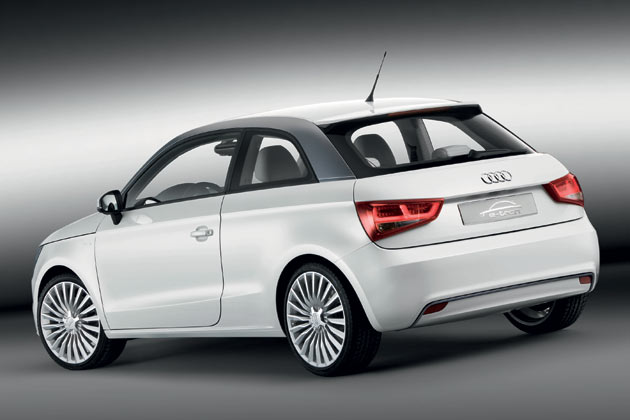 Von Details wie Schriftzgen, Farbnuancen, 18-Zllern und fehlenden Endrohren abgesehen entspricht der e-tron uerlich dem Serienmodell