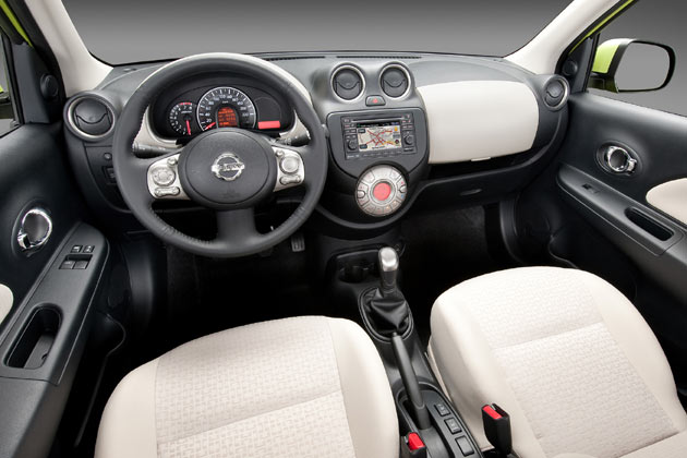 Auch das Interieur hat Nissan komplett neu arrangiert. Auffllig sind die runden Luftausstrmer und das Multifunktionslenkrad