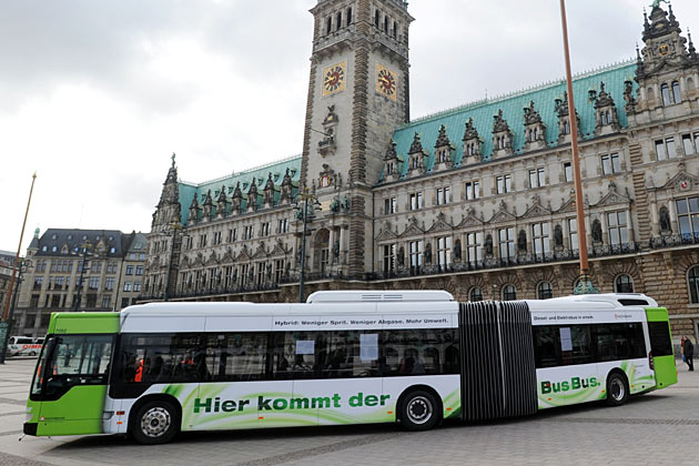 Auffällig beklebter »BusBus« vor schöner Kulisse: In Hamburg sind jetzt die ersten beiden Diesel-Hybridbusse im Linienverkehr unterwegs
