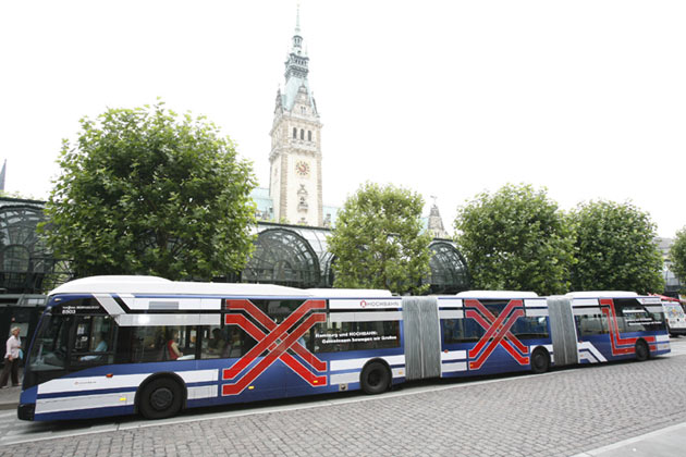 Diese sog. XXL-Busse messen fast 25 Meter. 26 Stück davon sind in Hamburg im Einsatz