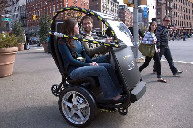 Im April 2009 hatten GM und Segway mit dem P.U.M.A. einen zweisitzigen Elektroroller vorgestellt