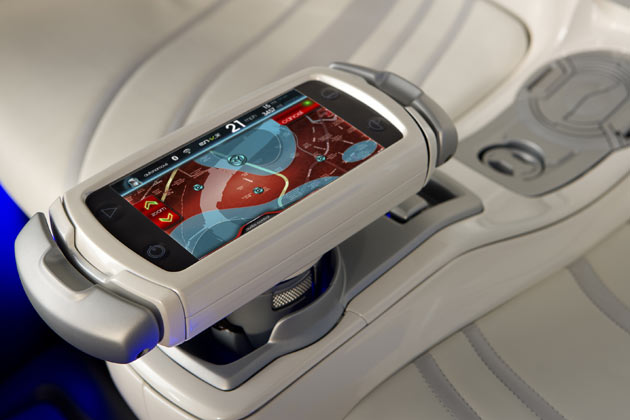 Der hochklappbare Touchscreen dient nicht nur als Navi, sondern u.a. auch als Telefon und Internetzugang