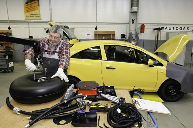 Der Umbau erfolgt abseits der Serienproduktion bei der Tochtergesellschaft Opel Special Vehicles in Rsselsheim