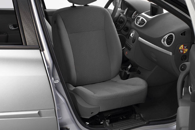 Optisch und in punkto Verstellbarkeit und Airbag-Ausrstung entspricht die 1.500 Euro teure Spezialanfertigung dem Seriensitz