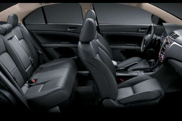 In der hheren von zwei Ausstattungslinien sind Lederpolsterungen serienmig. Ob es schlau ist, fr solche Fotos die Handbremse anzuziehen, darf bezweifelt werden