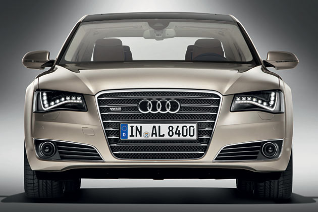 Viereinhalb Monate nach dem »normalen« A8 prsentiert Audi jetzt auch das Flaggschiff des Flaggschiffs – den A8 L mit langem Radstand und Zwlfzylinder-Motor