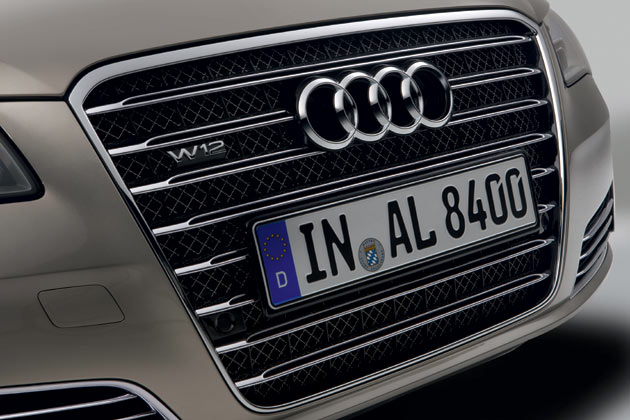 Damit ist Audis Flaggschiff zwar etwas schwcher als die Konkurrenzmodelle, aber auch sparsamer – trotz Allradantrieb. Der W12 trgt besondere Querspangen im Grill