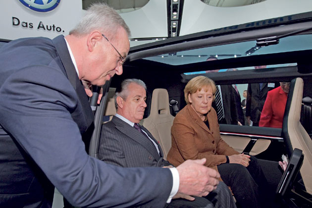 Bundeskanzlerin Merkel nahm eine erste Sitzprobe mit dem italienischen Minister fr wirtschaftliche Zusammenarbeit im Beisein von VW-Chef Winterkorn