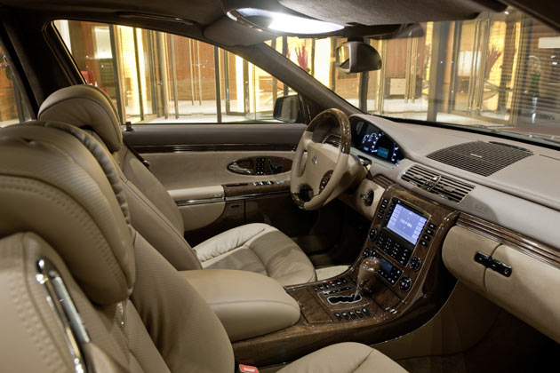 Luxus in Holz und Leder kennzeichnet das Maybach-Interieur. Ob man es elegant, nichtssagend oder protzig findet, ist Geschmackssache