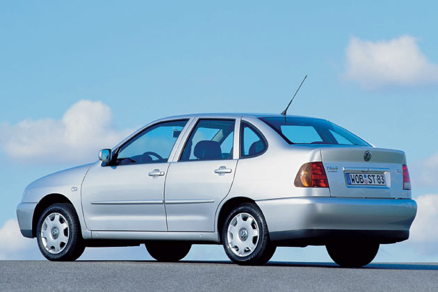Davor verkauften die Wolfsburger bereits den Polo III unter der Bezeichnung Classic (1995-2001). Es handelte sich um einen modifizierten Seat Crdoba