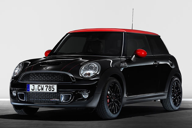 Topmodell bleiben die Mini John Cooper Works. Sie sind 211 PS stark, gut ausgestattet, optisch auffllig und sehr teuer. Erstmals sind sie jetzt auch mit rotem Dach zu haben