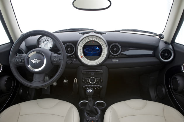 Im Mini-Interieur gibt es neue Sitzbezge, Farben, Applikationen und modifizierte Bedienelemente. Viele Schalter sind jetzt schwarz statt in Silber- oder Chrom-Look ausgefhrt