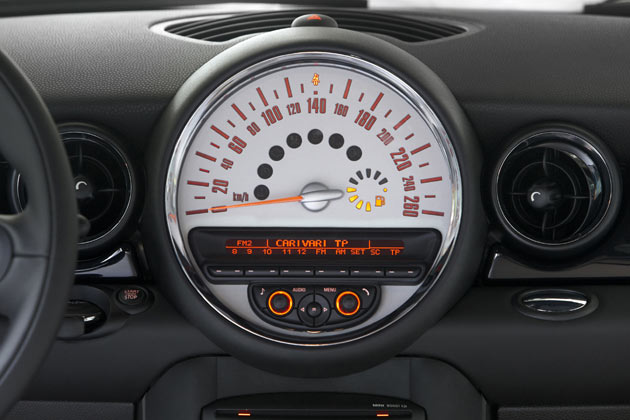 Schade: Darauf, dem Standard-Tachometer ohne Zentraldisplay einen chiceren Look zu geben, hat Mini verzichtet. Der Sinn eines separaten Start-/Stopp-Knopfes erschliet sich uns nicht