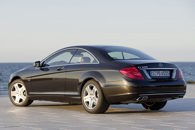 Weitere Erkennungszeichen sind die 2x2-Endrohr-Anlage und die V12-Schildchen