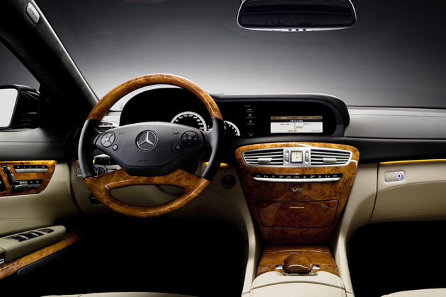 ... ein modifiziertes Lenkrad. Insgesamt wirkt der CL innen einerseits sehr edel, andererseits aber auch schwer und ein bisschen angestaubt; schnere Instrumente als bisher gibt es nicht