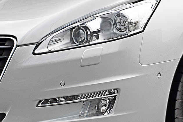 Wenn wir das richtig deuten, sitzt der Blinker nun Passat-like lnglich ber den Nebelscheinwerfern, das sternfrmige LED-Tagfahrlicht hat Peugeot im Hauptscheinwerfer untergebracht