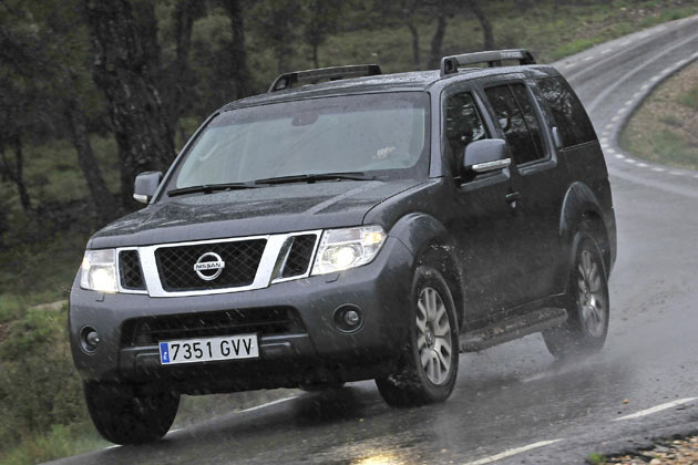 Mit aufgefrischter »Schnauze« geht der Nissan Pathfinder ins neue Modelljahr. Der vordere berhang ist um acht Zentimeter gewachsen, die Waschdsen sind nun halb integriert