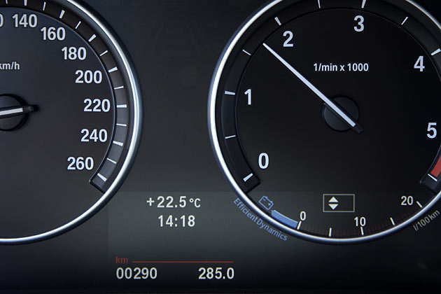 Typisch BMW sind die schnrkelfreien Uhren, hier mit qualitativ besserem, aber recht kleinem Display und Rekuperationsanzeige im Drehzahlmesser