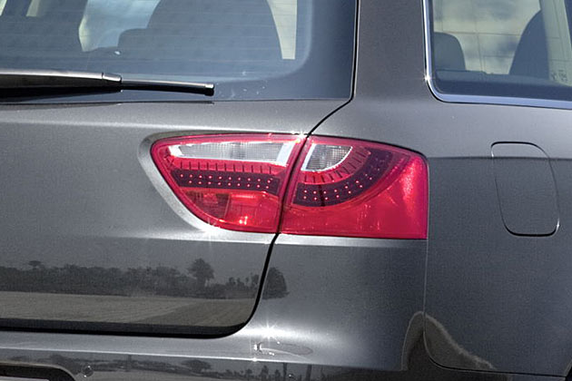 Es handelt sich offenbar um Teil-LED-Technik: Der Blinker scheint noch konventionell ausgeführt