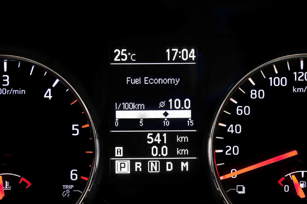 Augenflligste nderung sind die neuen Instrumente mit analogen Anzeigen fr Tankinhalt und Motortemperatur und weiem, eckigem Bordcomputer-Display, das an VW erinnert und »