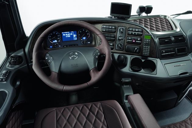 Ledersitze, Schiebedach, Khlbox und Ambientebeleuchtung setzen Akzente im Interieur. Insgesamt aber wre ein chicerer Arbeitsplatz im Actros durchaus noch vorstellbar
