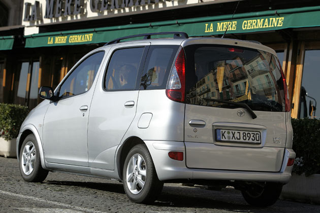 Vorgnger ist sozusagen der Yaris Verso, der von 1999 bis 2005 gebaut wurde. Ein schnes Auto war er nach Meinung vieler nicht, »