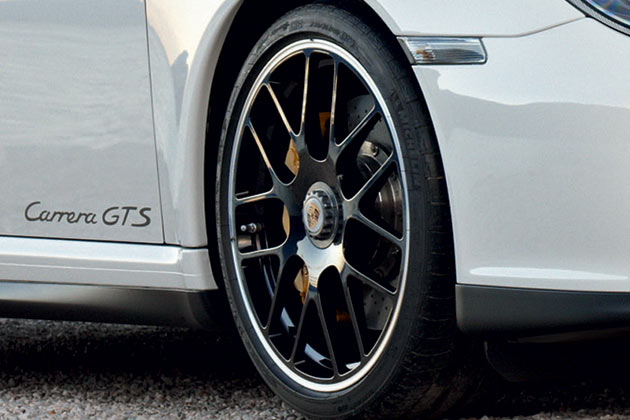 Serienmig sind 19-Zoll-Rder mit Zentralverschluss und schwarzer Lackierung im RS-Spyder-Design