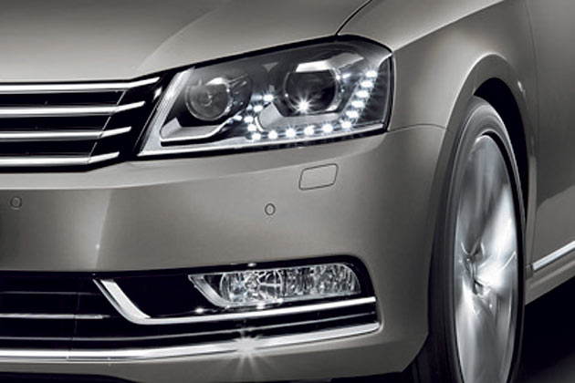 Modelle mit Xenon-Licht erhalten ein LED-Tagfahrlicht wie Touran, Sharan oder Touareg. Die Nebelleuchten sind flach statt rund