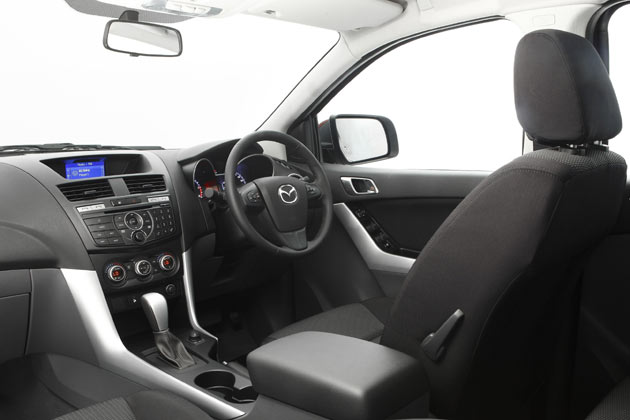 »Das Cockpit ist auf den Fahrer ausgerichtet und erzeugt eine Atmosphre, die zu ambitionierter Fahrweise einldt«, erklrt Mazda ungelenk