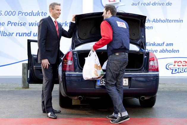 Anschlieend bekommt er eine berdachte Parkbox zugewiesen, in der ihm dann ein Mitarbeiter die Ware bergibt oder auf Wunsch gleich ins Auto ldt