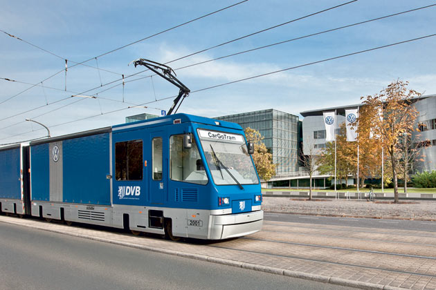 Am 16. November 2000 fuhr die CarGoTram das erste Mal testweise durch Dresden. Seit Mrz 2001 transportiert sie tglich bis zu 420 Tonnen Teile in die »Glserne Manufaktur« in Dresden