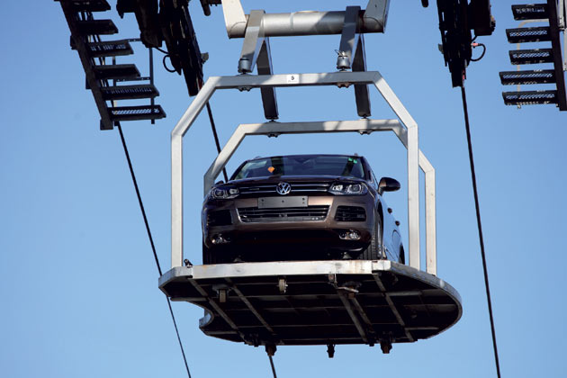 Auch sonst setzt VW auf ungewhnliche Transportmittel. So erfolgt der Transport fertiger Karossen im Werk Bratislava ber eine Seilbahn