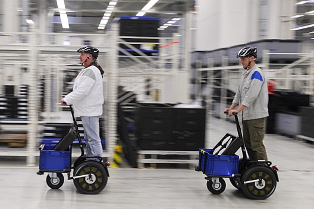 Eine dreirdrige Segway-Variante kommt seit einiger Zeit im VW-Werk Wolfsburg zum Einsatz: Sogenannte »Line-Runner« liefern schnell bentigte Teile an die Produktionslinien