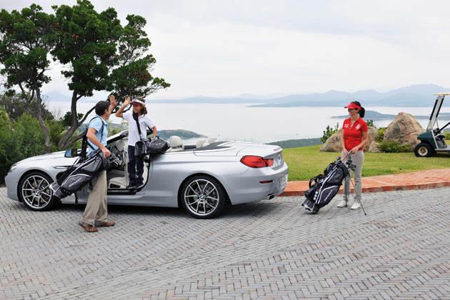 Bevor die gutsituierte Vorzeigefamilie im Cabrio zum Strand-Golfplatz chauffieren kann, muss sie mindestens 84.000 Euro nach Mnchen berweisen