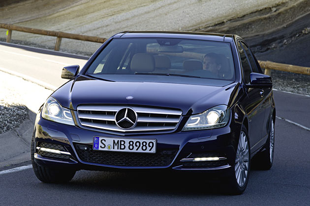 Am Vorweihnachtstag beschenkt Mercedes die Kundschaft mit dem Ausblick auf das C-Klasse-Facelift. Kennzeichen sind das Standlicht in »distinktiver C-Form«, wie der Autobauer sich ausdrckt