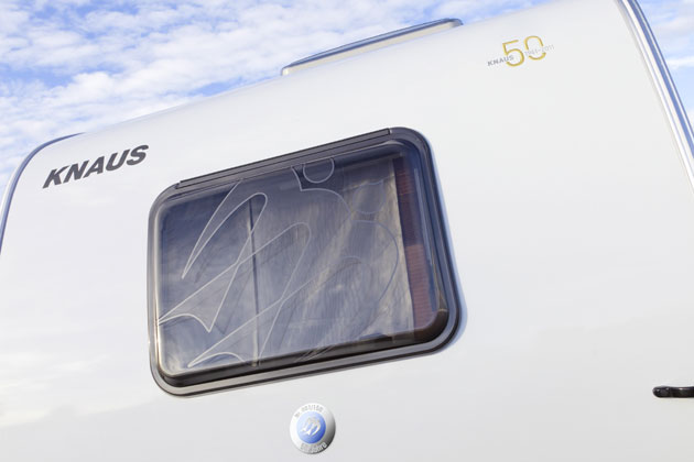 Das einst von Firmengrnder Helmut Knaus selbst entworfene Logo des fliegenden Schwalbenpaars findet sich u.a. auf dem Heckfenster wieder