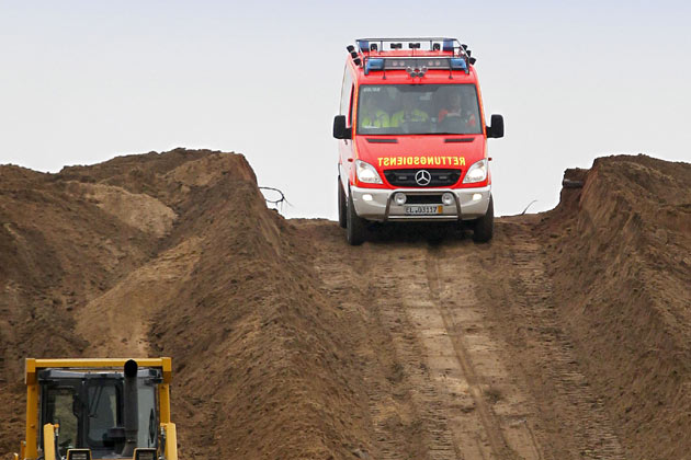 Er basiert auf einem Mercedes Sprinter. Gelndeuntersetzung, Differentialsperren und diverse Zusatzscheinwerfer gehren zur Ausrstung