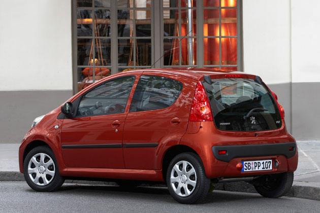 Damit verfolgt Toyota eine diametral entgegengesetzte Strategie zu Peugeot, wo das Aygo-Schwestermodell 107 seit Anfang September 2010 stets mit ESP (aber ebenfalls ohne Kopfairbags) geliefert wird