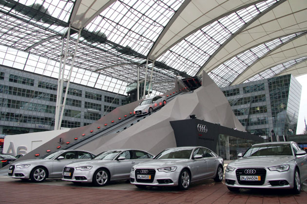 Audi hat am Flughafen Mnchen einen aufwndigen »mont quattro« errichtet, auf dem in den nchsten Monaten rund 10.000 Verkufer und Techniker die Allradtechnik quattro des neuen A6 »erleben« sollen
