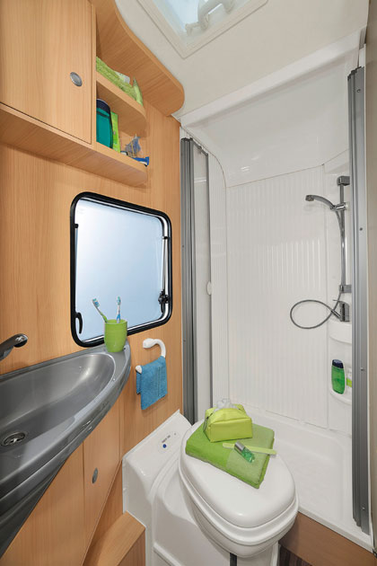 Neben dem Heckbett im hinteren Fahrzeugbereich befindet sich die Nasszelle mit Dusche, Waschbecken und WC