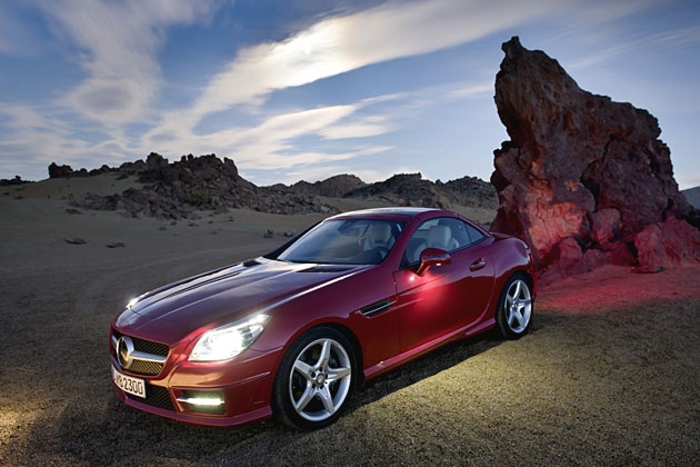 Das Bild ist mal wirklich cool: Wer schnell und vermgend genug ist, kann noch diesen Sommer den neuen Mercedes SLK fahren