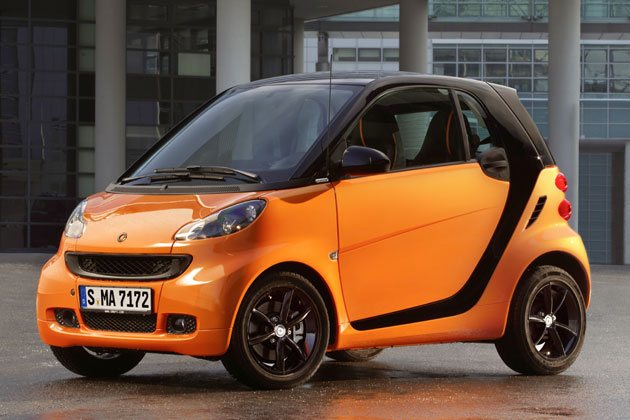 Voll cool oder »geht gar nicht«: Das neue Fortwo-Sondermodell fhrt in exclusivem Orange-Metallic vor. Als Kontrast sind die Sicherheitszelle und die Alurder schwarz lackiert