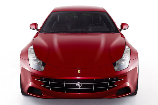 Satte, aber zurckhaltende Front. Der FF beschleunigt in 3,7 Sekunden auf Tempo 100 und erreicht 335 km/h Topspeed