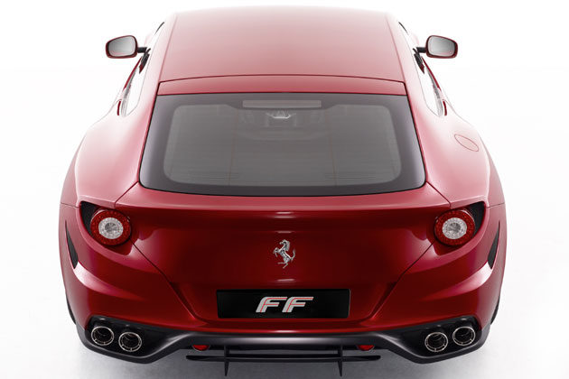 Das Heck wird bestimmt von dem zentralen Diffusor, einer vierflutigen Abgasanlage und LED-Leuchten, die, nun ja, an VW erinnern