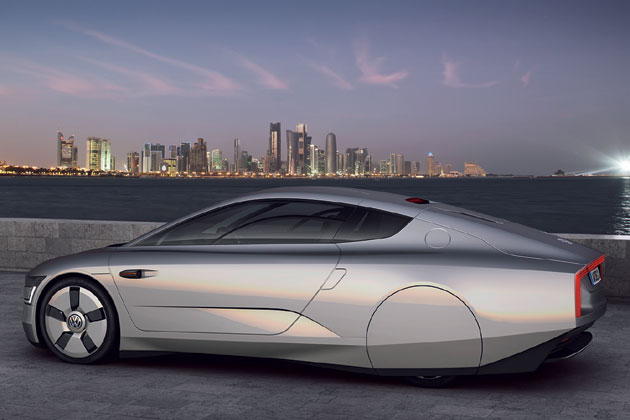 In Lnge und Breite entspricht der XL1 ungefhr dem Polo, duckt sich aber rund 28 Zentimeter niedriger. Das Gewicht liegt bei 795 Kilogramm