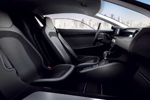 Blick ins Interieur: Dank der nun nebeneinander angeordneten Sitze und der Mittelkonsole mit Whlhebel entsteht ein seriennaher Eindruck