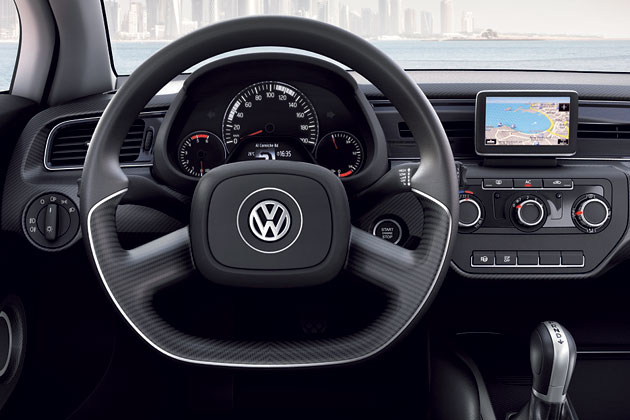 Konventionelle Instrumente, Klimaanlage und Navigation unterscheiden den XL1 vom halb so schweren 2009er-Vorgnger »